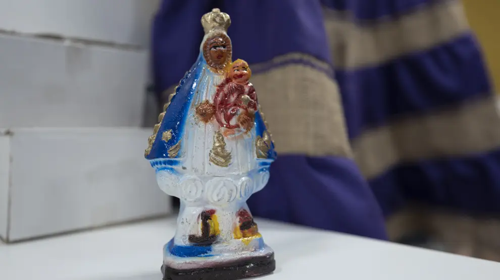 Figura de la Virgen de la Regla a la venta en la tienda zaragozana.