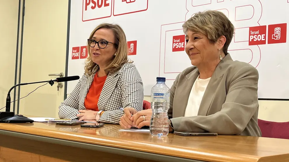 Mayte Pérez junto a Rosa López, candidata a la alcaldía en Teruel por el PSOE.