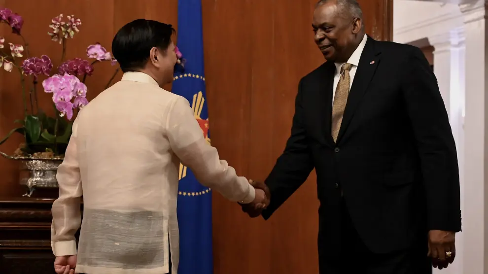 El secretario de defensa de EE. UU. estrecha la mano del presidente filipino PHILIPPINES DIPLOMACY US DEFENSE SECRETARY
