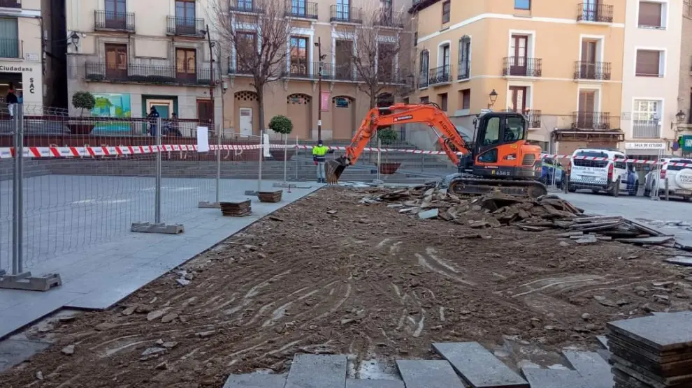 Obras en la plaza Mayor de Monzón.
