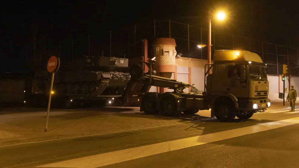 Salida del tanque Leopard cargado en un camión góndola del cuartel de Casetas, situado en la Autovía de Logroño y actual paseo de Ciudadanos.
