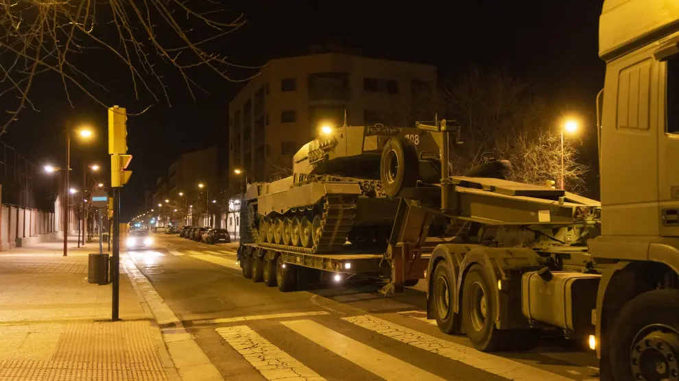 El tanque cargado en el camión góndola en el paseo de Ciudadano de Casetas.