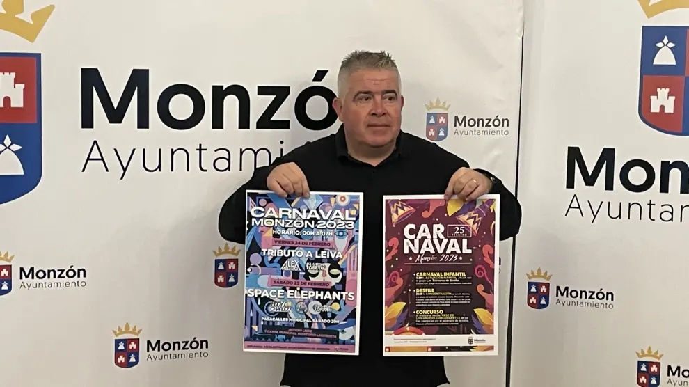 Javier Vilarrubí con el cartel de carnaval de Monzón.