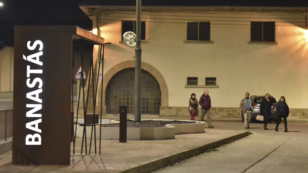 Vecinos paseando de noche por Banastás, que el viernes sufrió dos asaltos en viviendas.