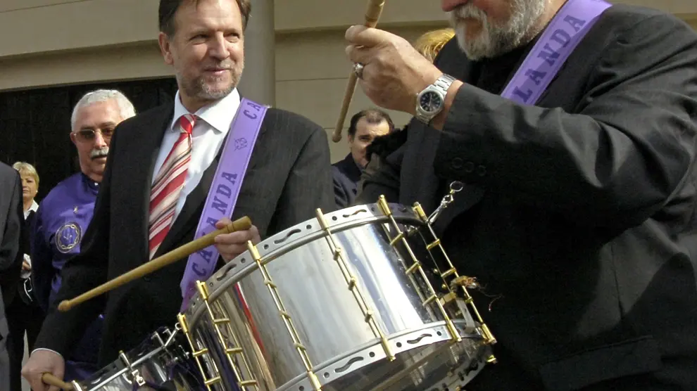 Jean Louis Buñuel toca el tambor de Calanda, junto al presidente del Gobierno de Aragón, Marcelino Iglesias, en la inauguración del liceo Buñuel en París en 2006.
