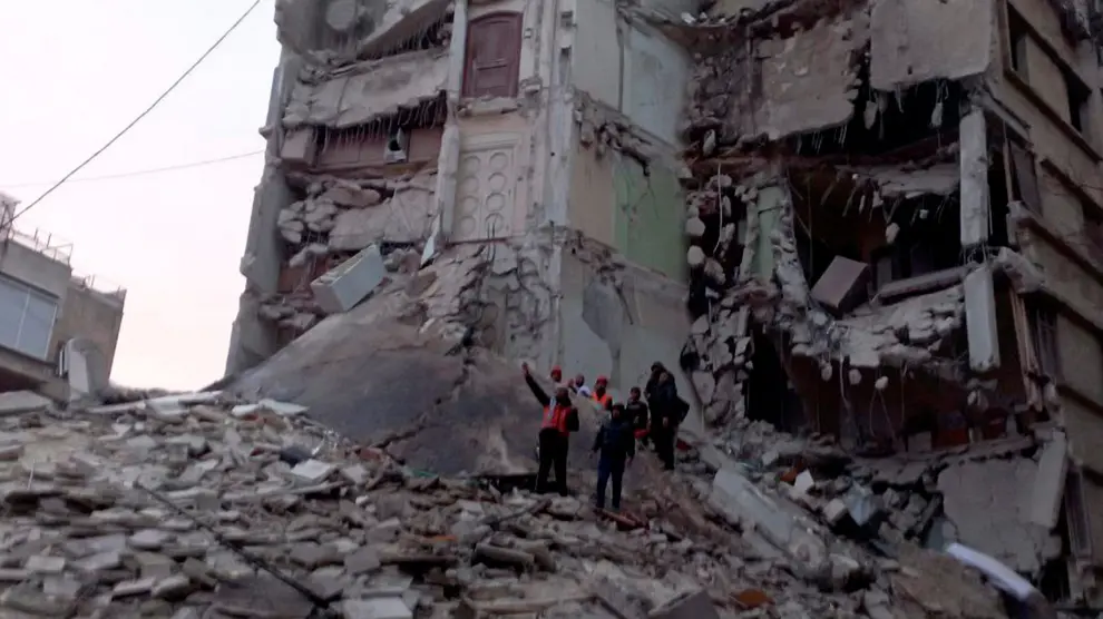 Equipo sde rescate buscan supervivientes tras el terremoto en Alepo