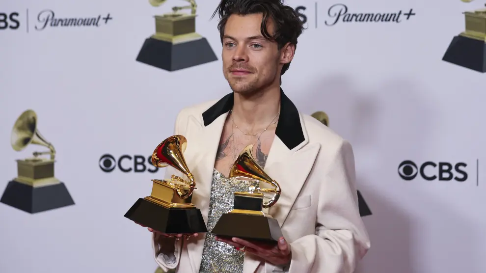 Harry Style posa con sus dos premios Grammy por álbum del año y mejor álbum pop vocal.