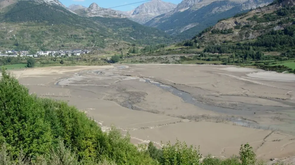 Imagen del pantano de Lanuza, que recoge las aguas del Gállego, un claro ejemplo de las dinámicas sedimentarias en las cabeceras pirenaicas.