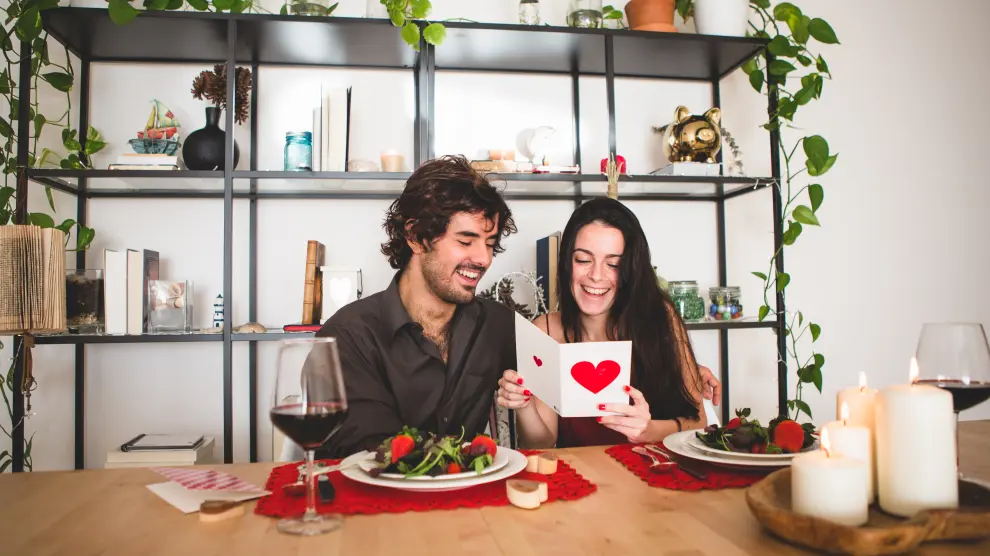 Una cena en pareja es uno de los planes más típicos para San Valentín