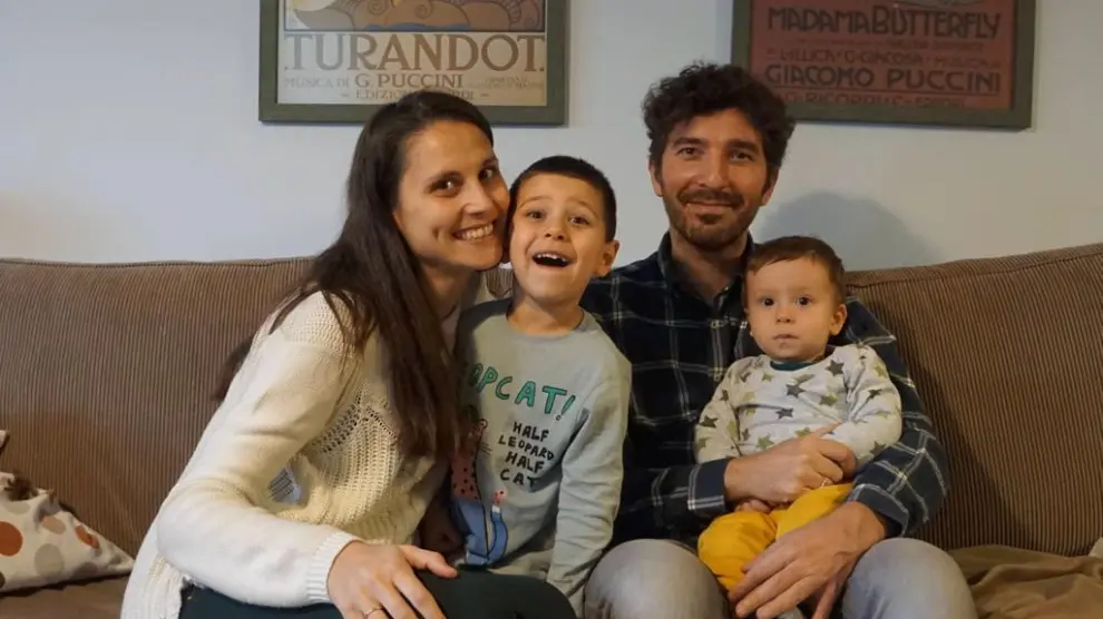 Ana Albero, junto a su marido, Özgür Baskın, y sus dos hijos de 5 y 2 años, Leo y Aran.