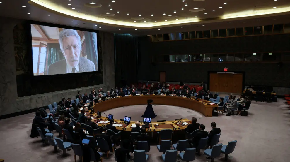 El cofundador de Pink Floyd, Roger Waters, habla en una pantalla de video durante una reunión del Consejo de Seguridad de la ONU sobre Ucrania en la sede de las Naciones Unidas en la ciudad de Nueva York