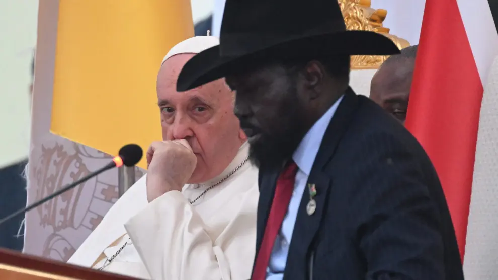El papa Francisco y el presidente de Sudán del Sur Salva Kiir durante su encuentro en el país africano.