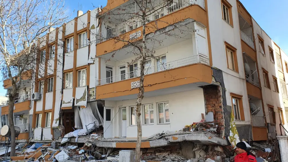 Los Bomberos de Zaragoza trabajan en Turquía para rescatar supervivientes del terremoto.