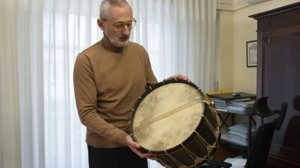El abogado Carlos Moreno muestra el tambor de Buñuel que guarda la hija del artesano Tomás Gascón, que construyó y donó al cineasta en 1963.