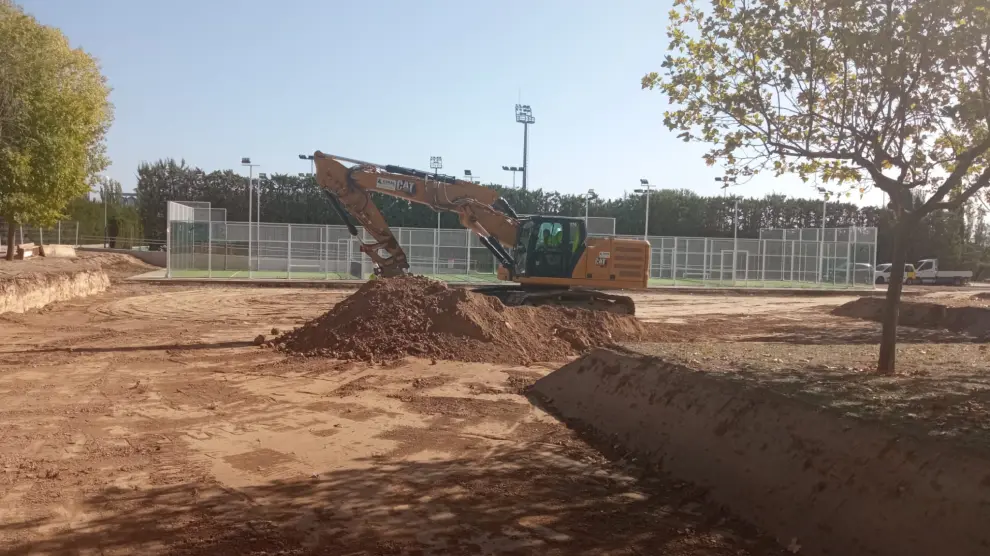 Trabajos de construcción de las nuevas pistas de pádel de la Ciudad Deportiva de Huesca.
