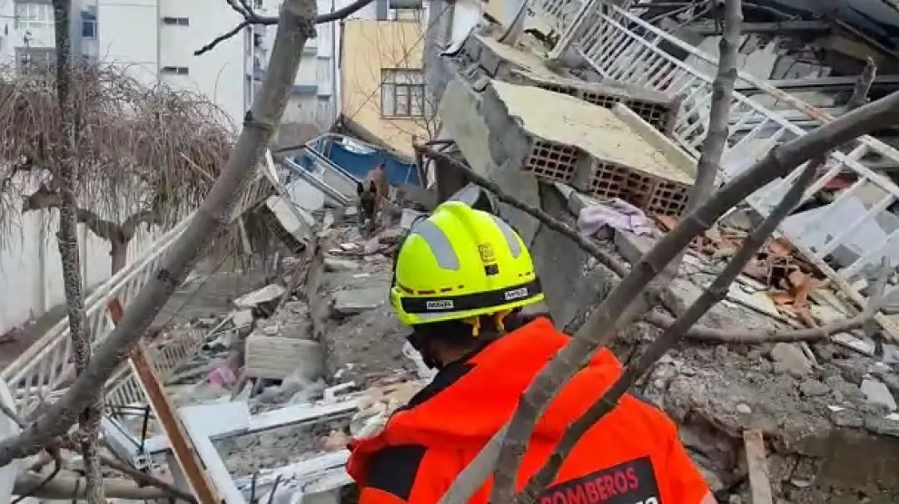 Un perro del equipo de Bomberos de Zaragoza busca entre los escombros causados por el terremoto en Turquía.