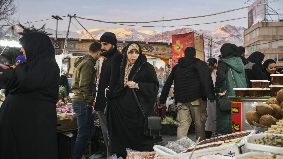 Una mujer pasea por el Bazar de Tajrish, en el norte de Teherán.