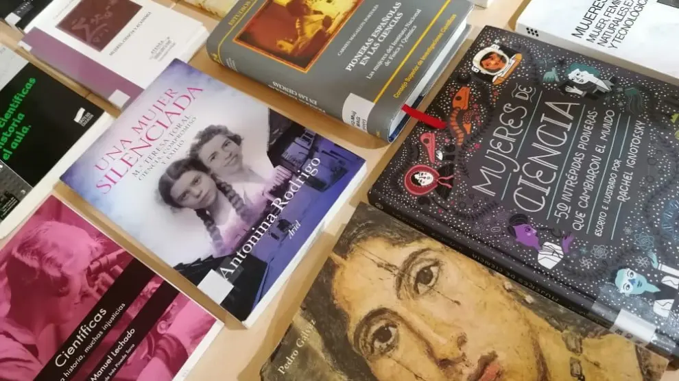 Algunos de los libros y documentos que se exponen en la muestra ‘Mujer y ciencia' En la Escuela Politécnica Superior de Huesca.