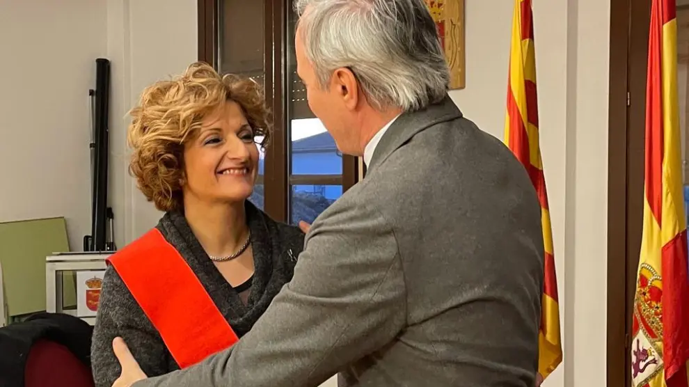 Ana Irigoyen recibe el saludo de Jorge Azcón tras tomar posesión como alcaldesa de Gurrea de Gállego.