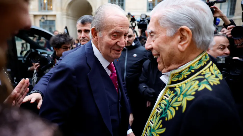 Vargas Llosa y el rey emérito, Juan Carlos I, durante la ceremonia en París.