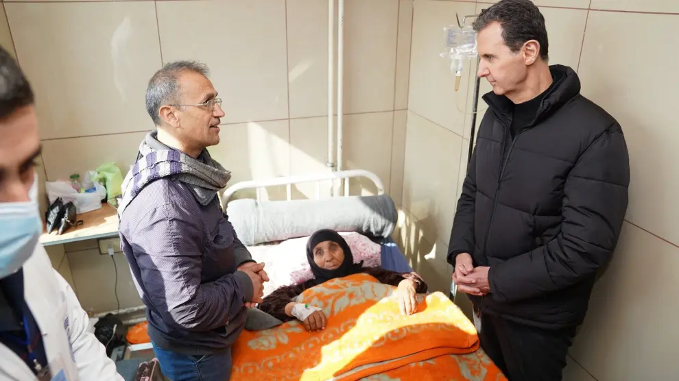 El presidente de Siria, Bashar al Asad, durante una visita en Alepo a víctimas de los terremotos en el sur de Turquía.