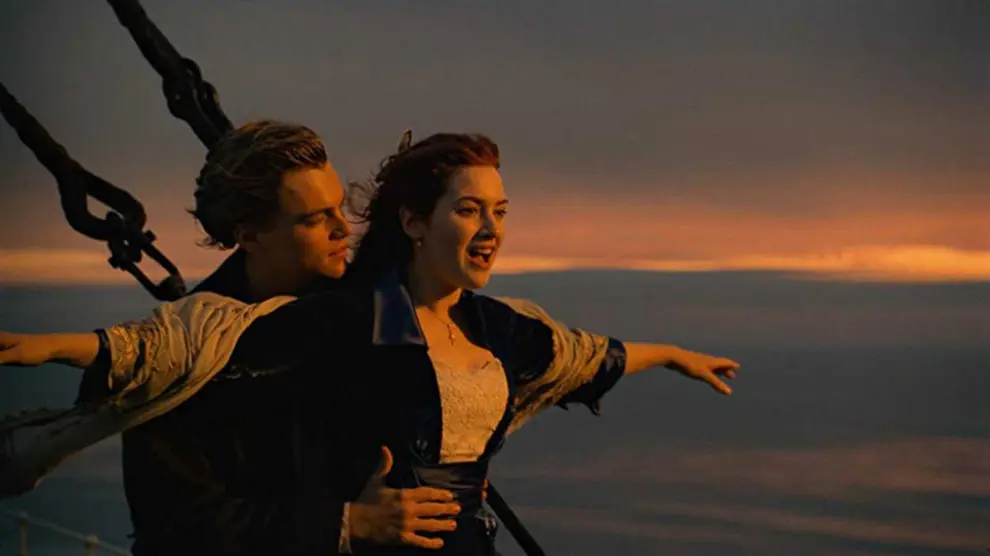 Leonardo DiCaprio y Kate Winslet, en una escena icónica de 'Titanic'.
