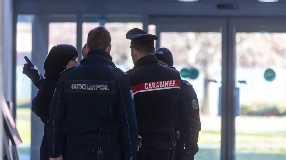 Agentes de los Carabinieri y Policía Científica.