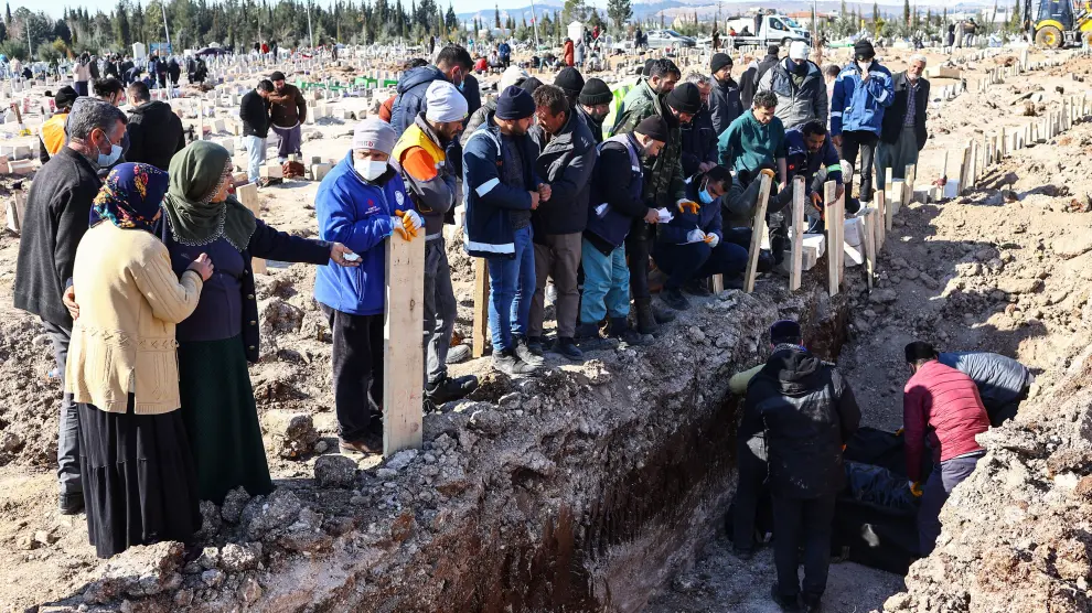 Familiares de las víctimas del terremoto entierran a sus allegados en una fosa común en Adiyaman, Turquía.