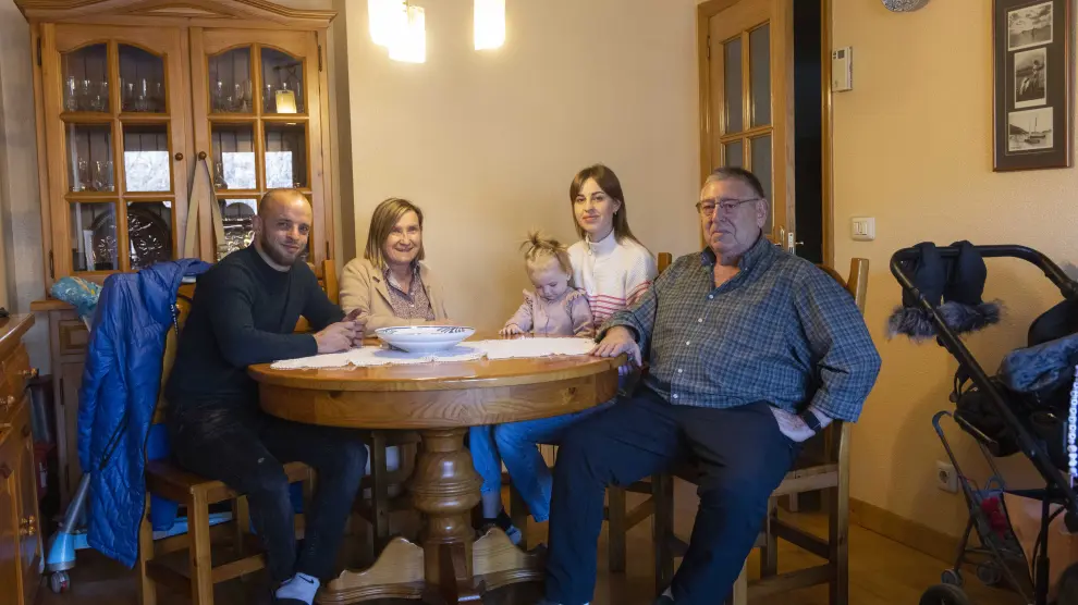 Maksym Malaschenko, Pilar Duarte, Irina con Adelina en brazos y Carmelo Herrando. Una pareja zaragozana de acogida de niños de la zona de Chernóbil convive en su hogar con su 'hijo' ucraniano y su familia.