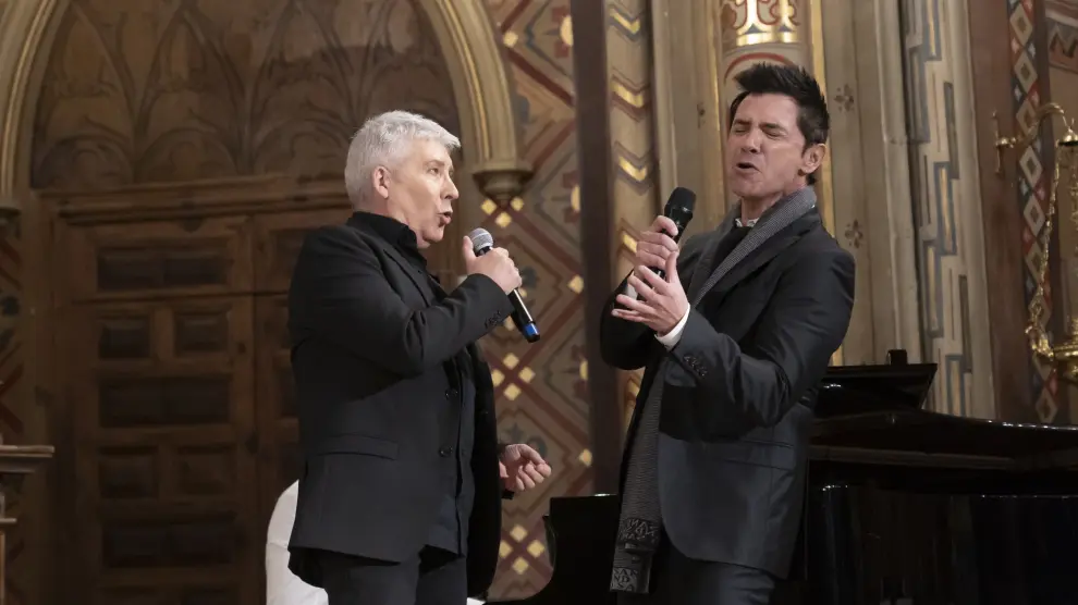 Javier Herrero, de Los Pecos, y David Civera cantan a dúo en la iglesia de San Pedro.
