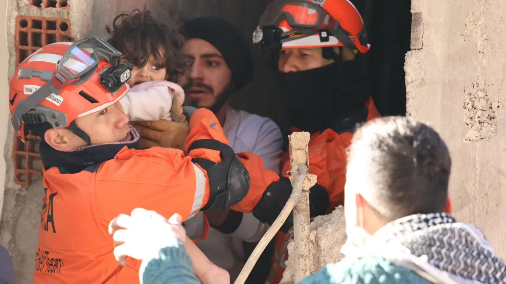 Rescate de una niña tras el terremoto en Antioquia (Turquía).