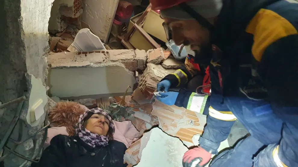 Un equipo de los Bomberos de Zaragoza rescata a una mujer de entre las ruinas del terremoto ocurrido en Turquía.