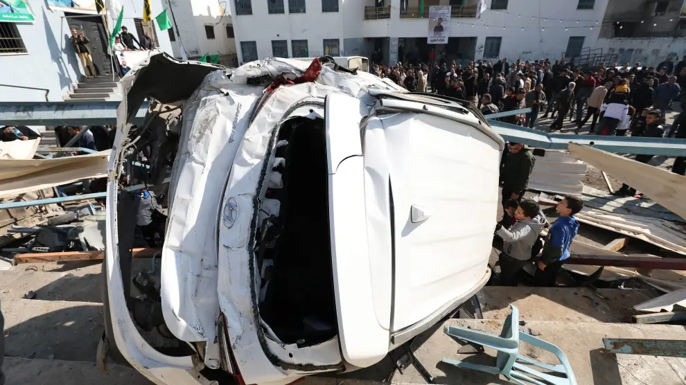 En una imagen del mes de enero, unos palestinos observan un vehículo destrozado a causa de una incursión militar del Ejército israelí en el campo de refugiados de Yenín (Cisjordania). Alaa Badarneh / EFE