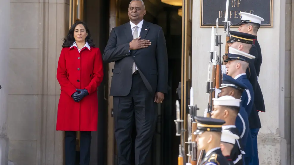 La ministra de Defensa canadiense, Anita Anand, y el secretario de Defensa de EE. UU., Lloyd Austin, este sábado en Arlington, Virginia. USA CANADA DEFENSE