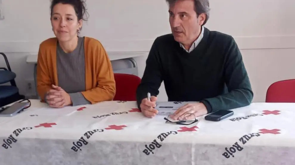 La responsable provincial del proyecto CRECE, Laura Carchenilla, y el coordinador provincial de Cruz Roja en Huesca, Sifro González