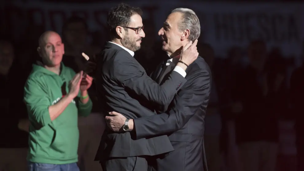 Fernando Lascorz, presidente del CB Peñas, se abraza con Alberto Alocén durante el homenaje 'Vuelve La Magia'.