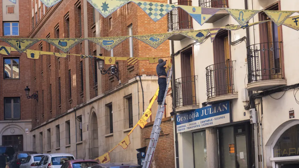 Preparativos en las calles del centro de Teruel para la celebracion de la fiesta de las Bodas de Isabel de Segura. Foto Antonio Garcia_Bykofoto. 13_02_23[[[FOTOGRAFOS]]]