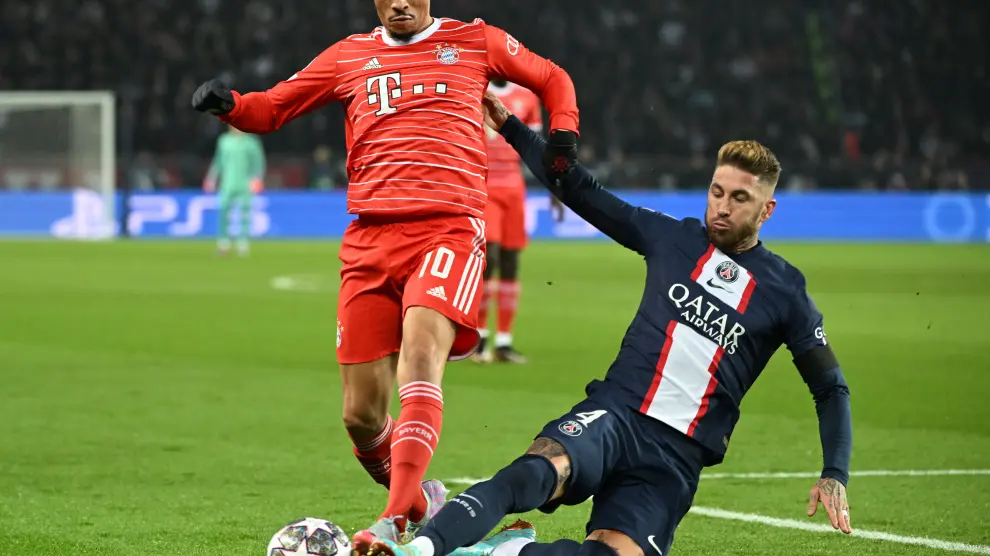 Sergio Ramos trata de cortar la progresión de Leroy Sane en el partido del PSG contra el Bayern Munich de Champions