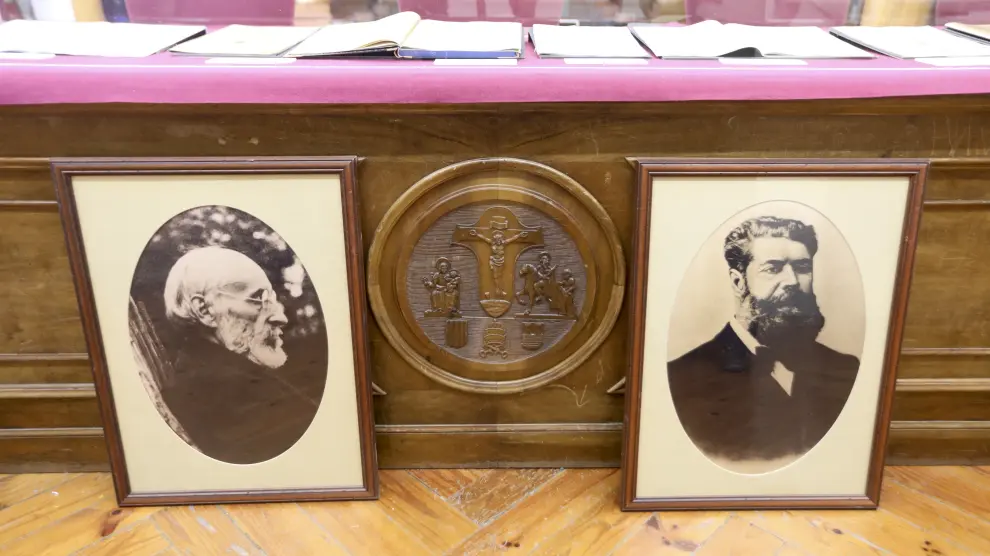 Las fotos de Ramón y Cajal y Joaquín Costa, dos de sus exalumnos ilustres, con motivo de una exposición en el instituto.