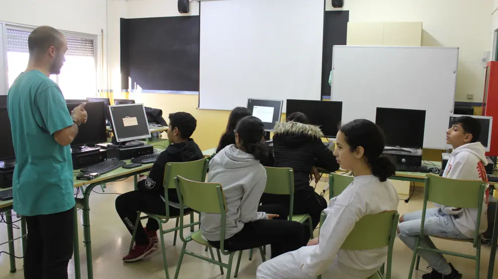 Los voluntarios impartieron un taller formativo a los alumnos beneficiados.