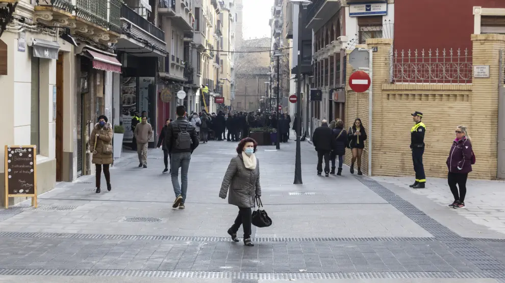 La remozada calle San Miguel ya ha mostrado su nueva cara. Este martes por la mañana el alcalde de Zaragoza Jorge Azcón ha presentado rel resultado de unas obras que se han prolongado durante casi un año. Un tiempo que ha resultado duro para comerciantes y vecinos.