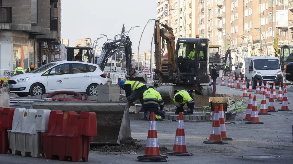 Estado de las obras de reforma de la avenida de navarra el 17 de febrero de 2023.