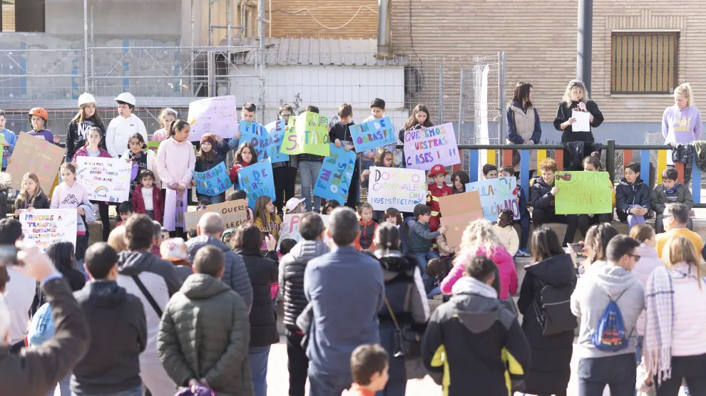 Las familias de La Joyosa se concentraron para exigir la continuación de las obras del colegio.