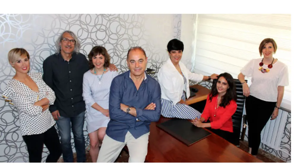 El equipo de Amaltea, con Santiago Frago, vestido con camisa azul marino, como director médico.