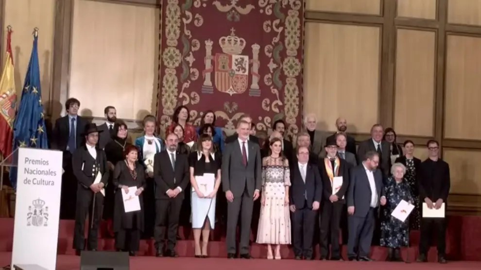 Los galardonados con los Premios Nacionales de Cultura posan con los reyes Felipe y Letizia en el edificio Pignatelli de Zaragoza.