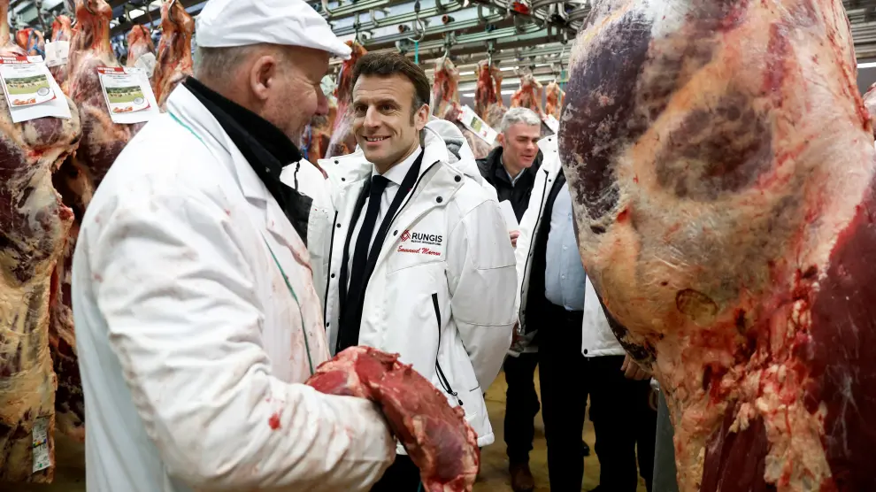 Macron, durante su visita este martes a un mercado de París FRANCE POLITICS MACRON
