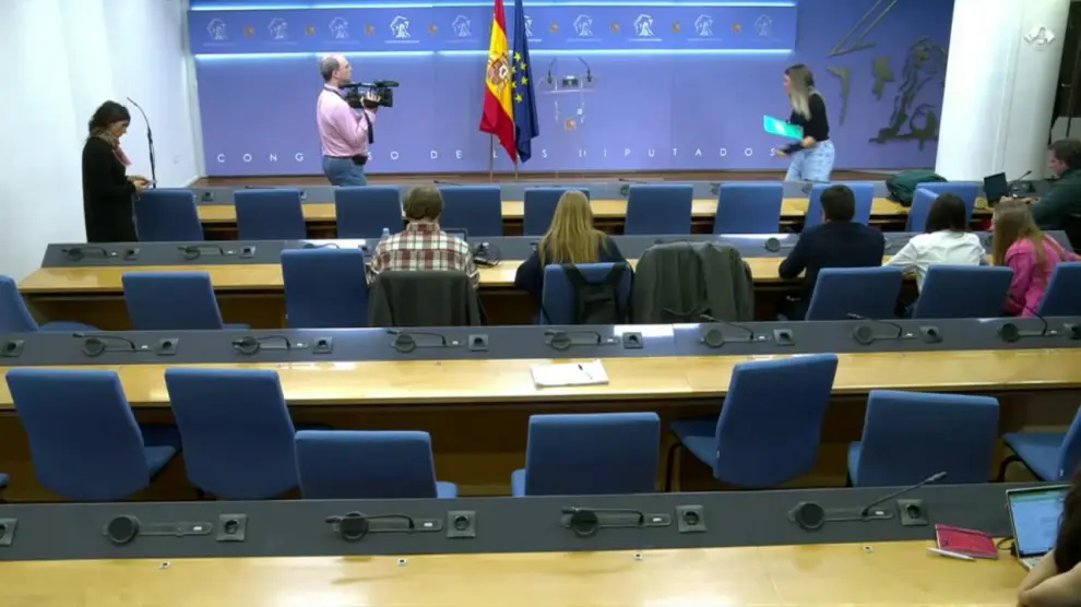 Quejas en el Congreso al apartar JxCat una bandera de España ante la prensa