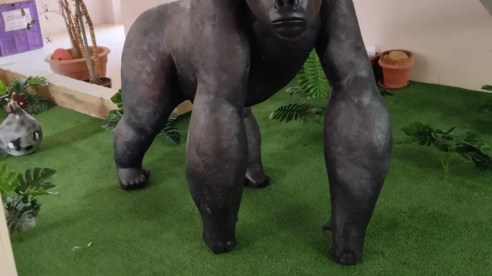 La escultura de un gorila a tamaño natural decora el vestíbulo.