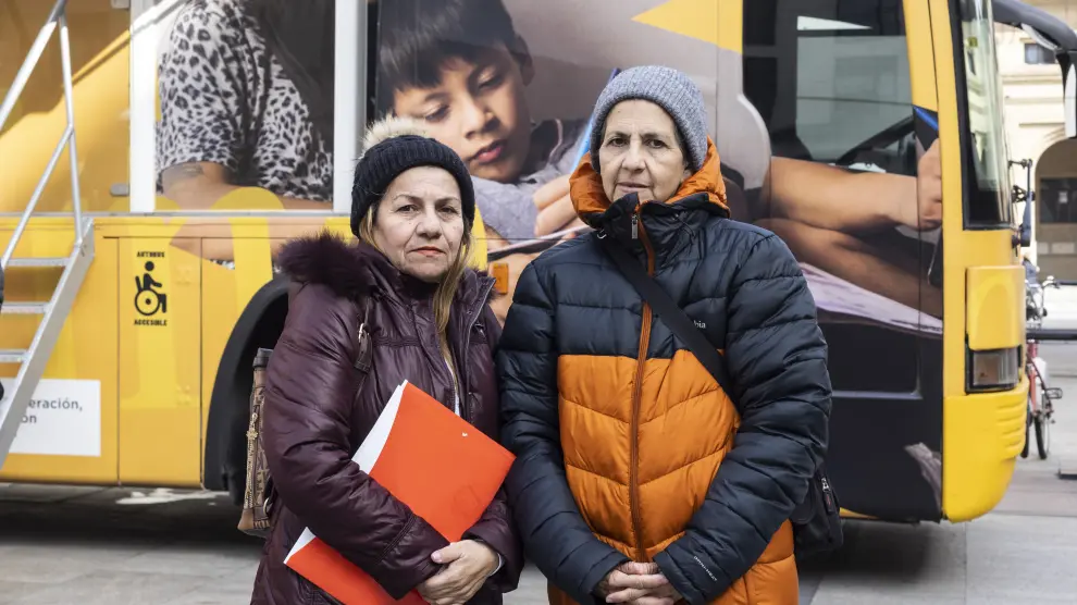 Consuelo Paredes y Rosa Álvarez, a las puertas del autobús del IMV.