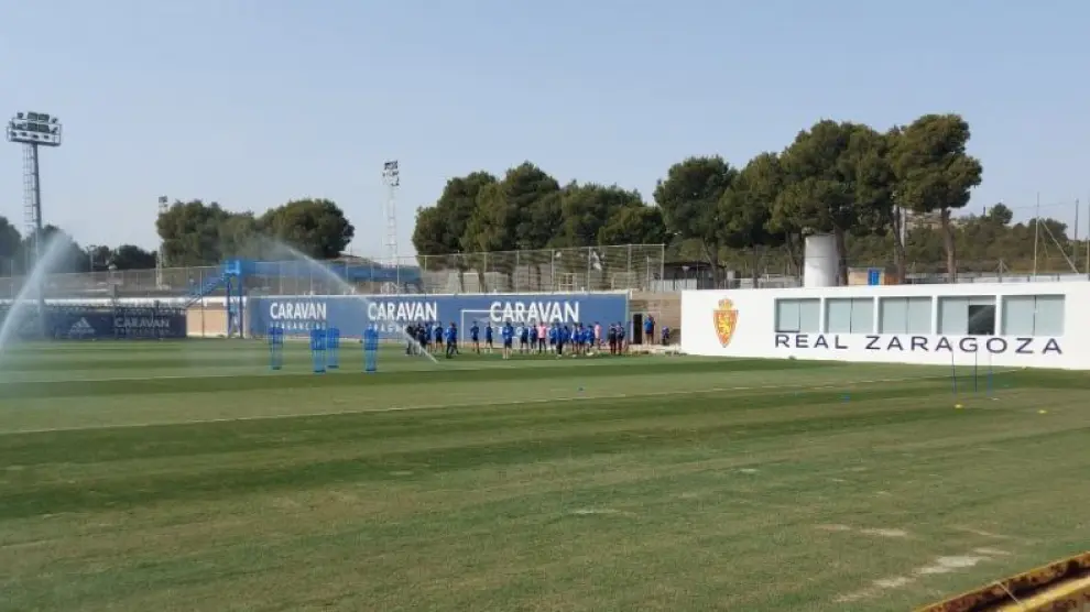 La plantilla del Real Zaragoza, a las 12.20 de este miércoles, al salir del vestuario una hora y 40 minutos después de la hora prevista de comienzo del entrenamiento.